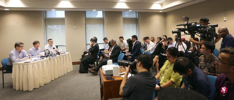 基础建设统筹部长兼交通部长许文远(左二)昨天在国会大厦举行记者会,向媒体记者说明马国侵犯新加坡海域事件的最新发展。出席记者会的还有交通部常任秘书卢毅成(左一)和海事及港务管理局局长陈国强(左三)。(梁伟康摄) 基础建设统筹部长兼交通部长许文远(左二)昨天在国会大厦举行记者会,向媒体记者说明马国侵犯新加坡海域事件的最新发展。出席记者会的还有交通部常任秘书卢毅成(左一)和海事及港务管理局局长陈国强(左三)。(梁伟康摄)