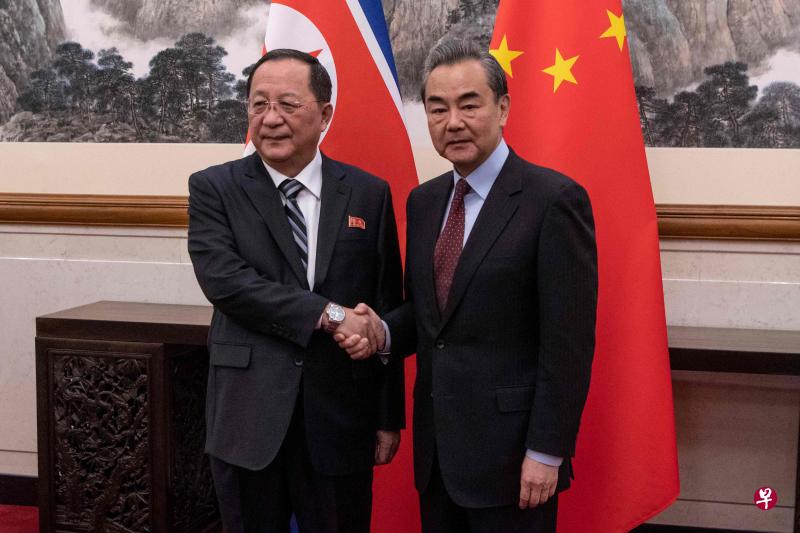 朝鲜外务相李容浩(左)今天(7日)会晤中国外长王毅(右)。(法新社) 朝鲜外务相李容浩(左)今天(7日)会晤中国外长王毅(右)。(法新社)
