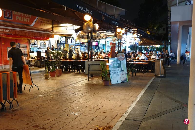 Spize勿洛分店拥有三个店面大的面积,以前平日晚餐时间都满座,不过昨晚仅坐了三分之一,其中一个店面也没有开放。(梁麒麟摄) Spize勿洛分店拥有三个店面大的面积,以前平日晚餐时间都满座,不过昨晚仅坐了三分之一,其中一个店面也没有开放。(梁麒麟摄)