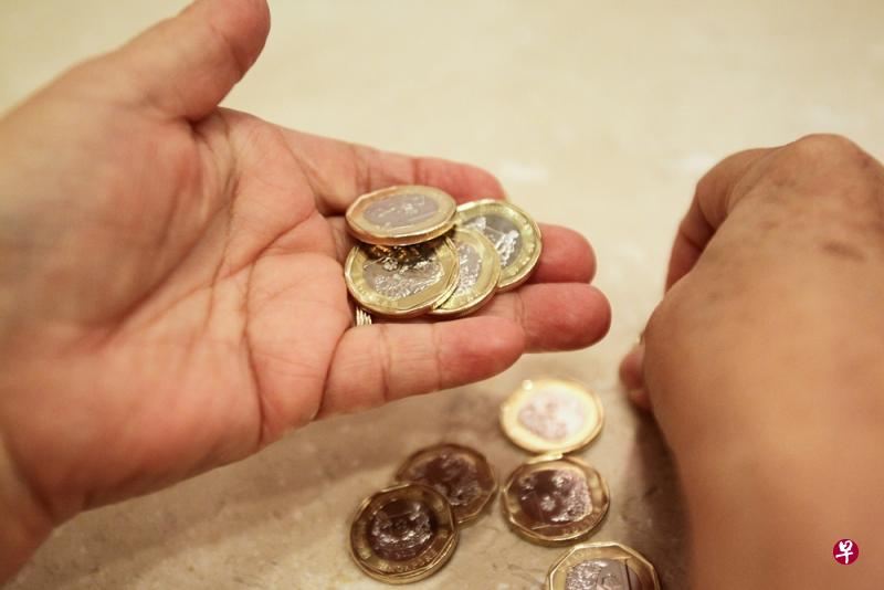 教育部长、新加坡金融管理局董事王乙康不久前在国会提出《货币(修正)法案》,规定未来人们使用硬币付款时,每种面值的硬币最多只能用20枚。(档案照) 教育部长、新加坡金融管理局董事王乙康不久前在国会提出《货币(修正)法案》,规定未来人们使用硬币付款时,每种面值的硬币最多只能用20枚。(档案照)