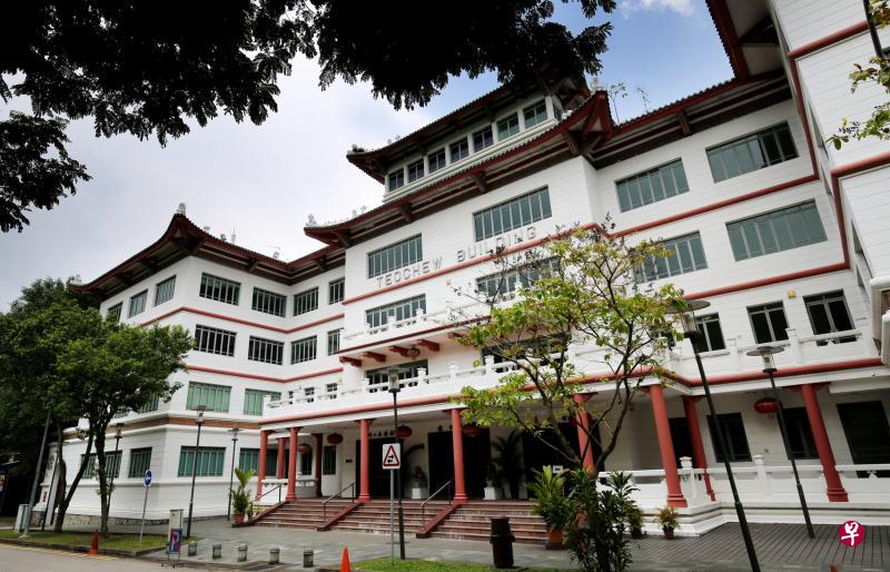 翻新这座有55年历史的潮州大厦,引发义安公司与潮州八邑会馆僵持不下的争端。(龙国雄摄) 翻新这座有55年历史的潮州大厦,引发义安公司与潮州八邑会馆僵持不下的争端。(龙国雄摄)