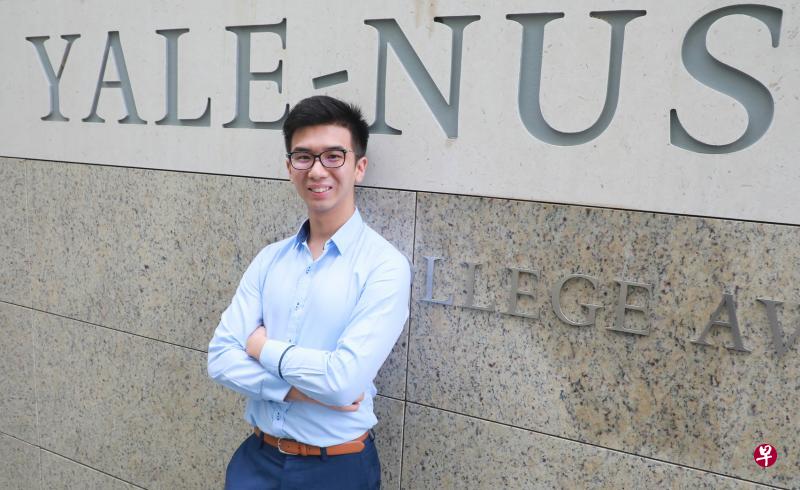 黄明忠是清华大学苏世民书院自2016年收生以来,首名来自新加坡本地大学的新加坡学生,他准备在明年8月赴当地进一步钻研国际学。(唐家鸿摄) 黄明忠是清华大学苏世民书院自2016年收生以来,首名来自新加坡本地大学的新加坡学生,他准备在明年8月赴当地进一步钻研国际学。(唐家鸿摄)