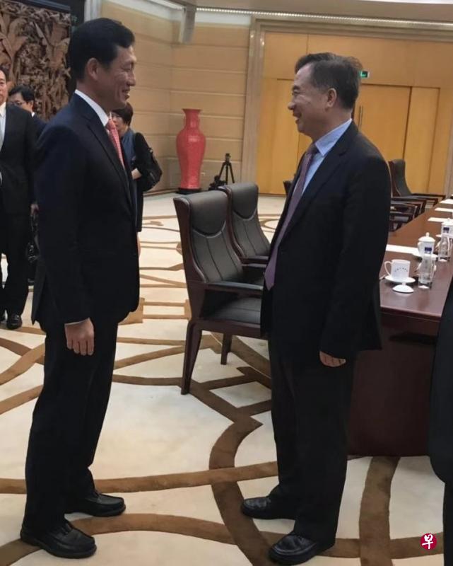 新加坡教育部长王乙康(左)前天(6日)与中共广东省委书记李希会见,就进一步加强新粤合作交换了意见。(新加坡企发局提供) 新加坡教育部长王乙康(左)前天(6日)与中共广东省委书记李希会见,就进一步加强新粤合作交换了意见。(新加坡企发局提供)