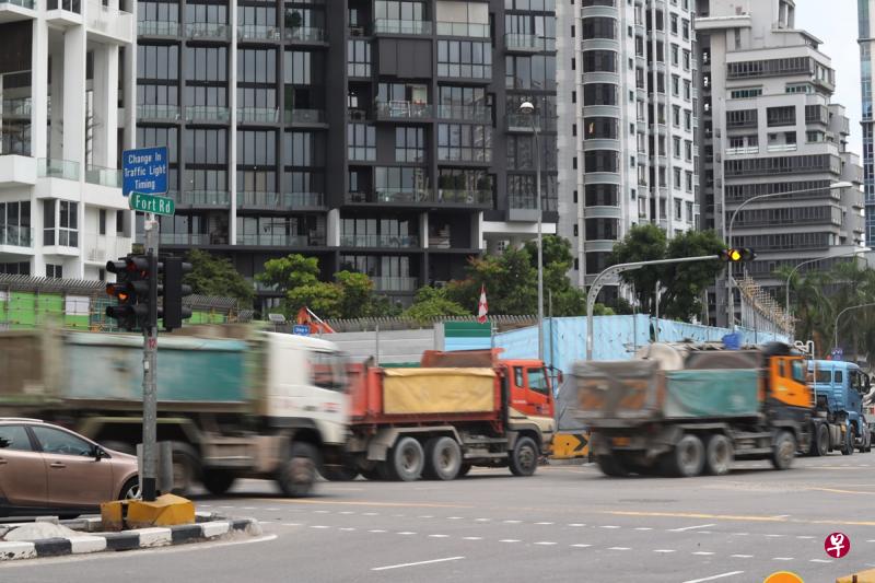 丹绒禺炮台路每天有许多重型车辆往来,居民屡次投诉但问题迟迟无法解决。 丹绒禺炮台路每天有许多重型车辆往来,居民屡次投诉但问题迟迟无法解决。