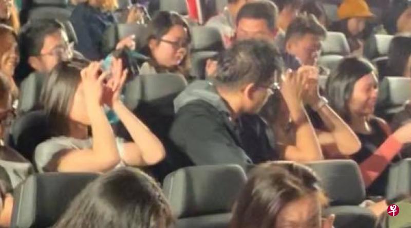 上周举行的多场《比悲伤更悲伤的故事》本地口碑试映场惹哭了许多观众。(图:mm2 entainment) 上周举行的多场《比悲伤更悲伤的故事》本地口碑试映场惹哭了许多观众。(图:mm2 entainment)
