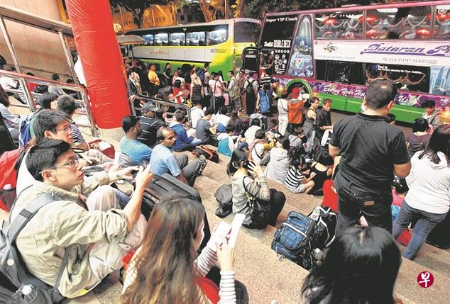 有长途巴士业者表示,新年期间车票抢 手,部分行程已卖出9成。(档案照) 有长途巴士业者表示,新年期间车票抢 手,部分行程已卖出9成。(档案照)