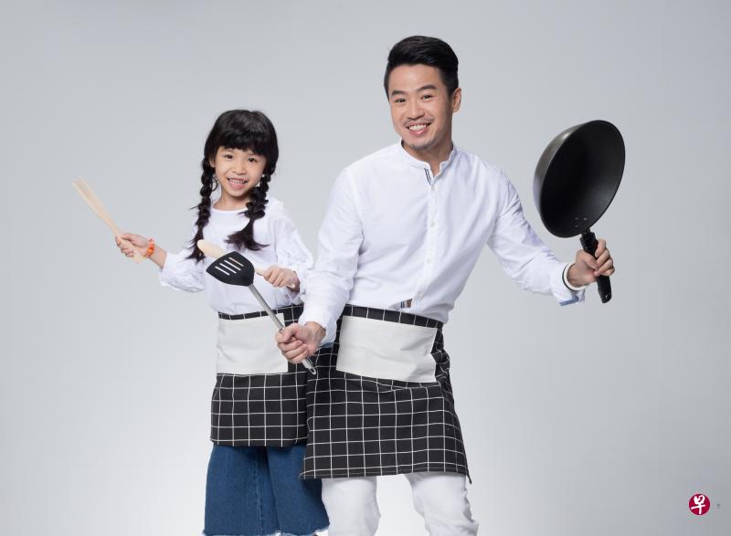 李一休(右)为了女儿想出了“低卡豆豆鸡块”(小图)以满足小朋友的鸡块食欲。 李一休(右)为了女儿想出了“低卡豆豆鸡块”(小图)以满足小朋友的鸡块食欲。