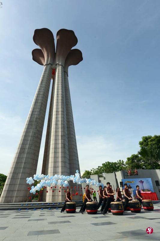 马来亚二战人民蒙难纪念总碑是马国最高的二战纪念碑，象征民众对和平的渴望。（星洲日报）