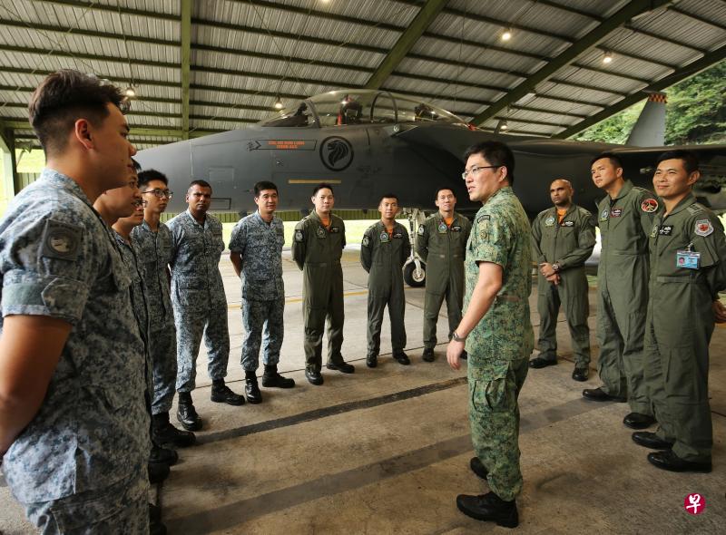 来自第142中队的战斗机机组人员和地勤人员昨天在巴耶利峇空军基地参与公开动员演习。三军总长王赐吉中将(中)在战斗机机库内与他们交流,了解他们的战备能力并感谢他们在周末回营报到。(林国明摄) 来自第142中队的战斗机机组人员和地勤人员昨天在巴耶利峇空军基地参与公开动员演习。三军总长王赐吉中将(中)在战斗机机库内与他们交流,了解他们的战备能力并感谢他们在周末回营报到。(林国明摄)