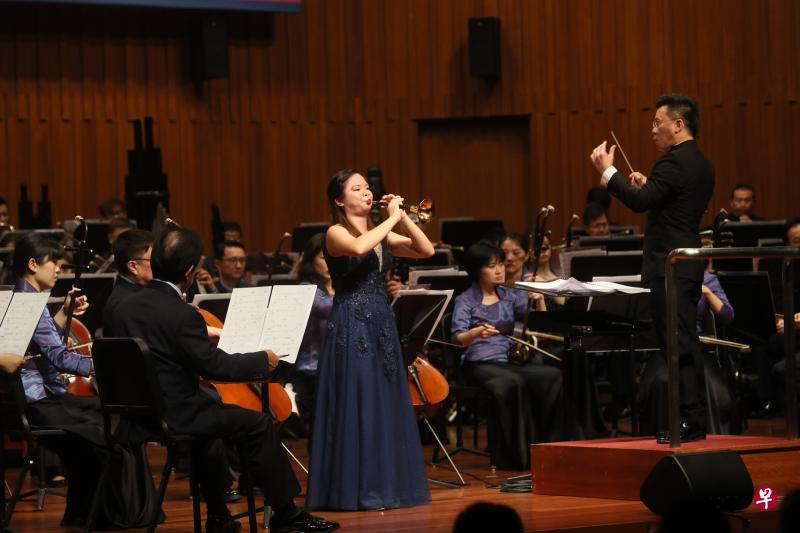 今年的唢呐公开组冠军黄琡媖为得奖音乐会做开场演出,演奏《梁山随想》,由新加坡华乐团协奏。(吴伟国摄) 今年的唢呐公开组冠军黄琡媖为得奖音乐会做开场演出,演奏《梁山随想》,由新加坡华乐团协奏。(吴伟国摄)