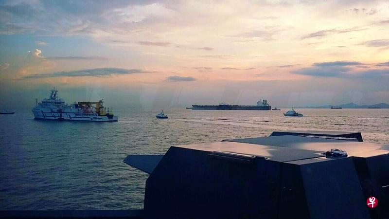 马来西亚政府船只过去几周多次侵入大士一带的新加坡领海,图为一艘专在海上设置浮标以划出领海界限的马国船只。国防部面簿上载这张照片,强调新加坡海军和警察海岸卫队将继续捍卫新加坡的主权。(取自国防部面簿) 马来西亚政府船只过去几周多次侵入大士一带的新加坡领海,图为一艘专在海上设置浮标以划出领海界限的马国船只。国防部面簿上载这张照片,强调新加坡海军和警察海岸卫队将继续捍卫新加坡的主权。(取自国防部面簿)