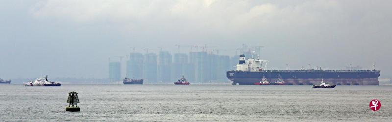 新加坡警察海岸卫队巡逻艇(右)于2018年12月6日在大士一带的海域巡逻,最左侧的是驶入我国领海的马来西亚海事执法机构的船只。(档案照) 新加坡警察海岸卫队巡逻艇(右)于2018年12月6日在大士一带的海域巡逻,最左侧的是驶入我国领海的马来西亚海事执法机构的船只。(档案照)