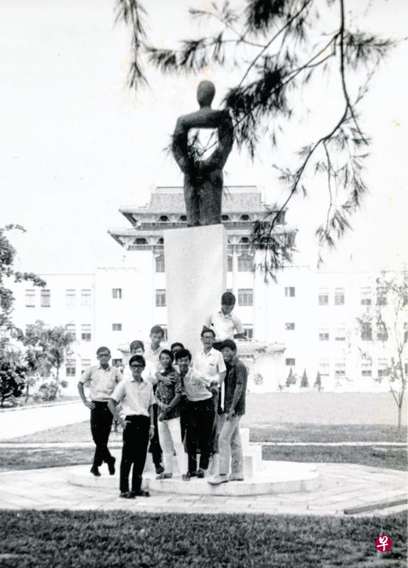 1969年学校假期，作者和部分同学在刚竖立的杨惠民雕塑《三十而立》前合影，雕塑近年已被拆除。（杜南发提供）