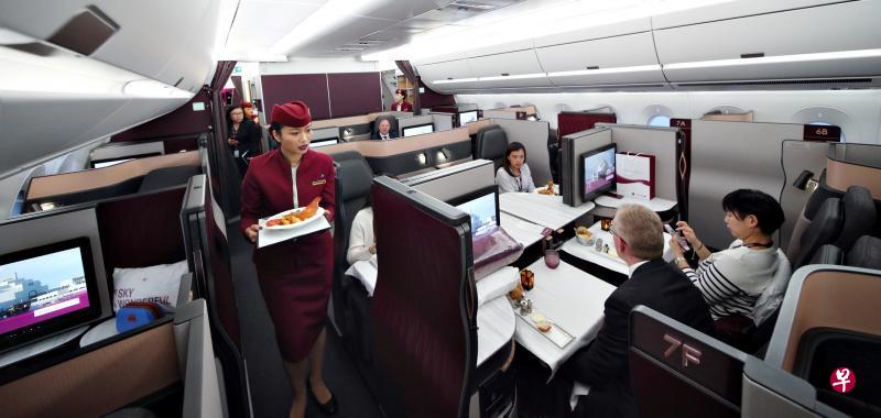 卡塔尔航空公司推出空中私人套房“Qsuite”的新机舱产品。当中,部分座位之间的隔板可放下,让四名乘客可相互对看聊天。(林泽锐摄) 卡塔尔航空公司推出空中私人套房“Qsuite”的新机舱产品。当中,部分座位之间的隔板可放下,让四名乘客可相互对看聊天。(林泽锐摄)