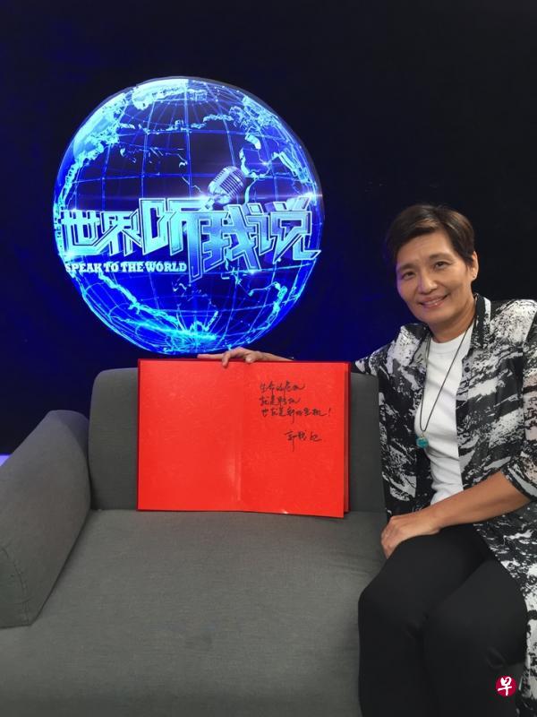 郭践红受邀上央视中文国际频道《世界听我说》分享父亲郭宝崑鲜为人知的小故事。(实践剧场提供) 郭践红受邀上央视中文国际频道《世界听我说》分享父亲郭宝崑鲜为人知的小故事。(实践剧场提供)