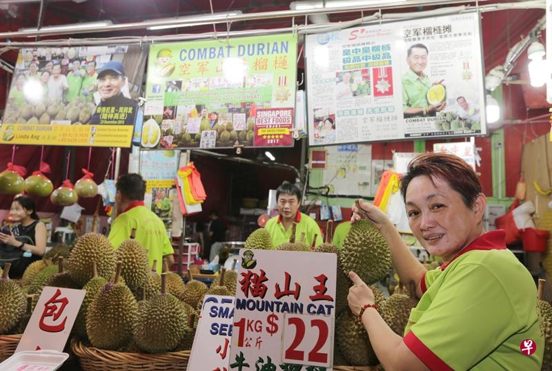 女老板洪篥銨为回馈顾客,自行承担消费税。(曾宪隆 摄) 女老板洪篥銨为回馈顾客,自行承担消费税。(曾宪隆 摄)