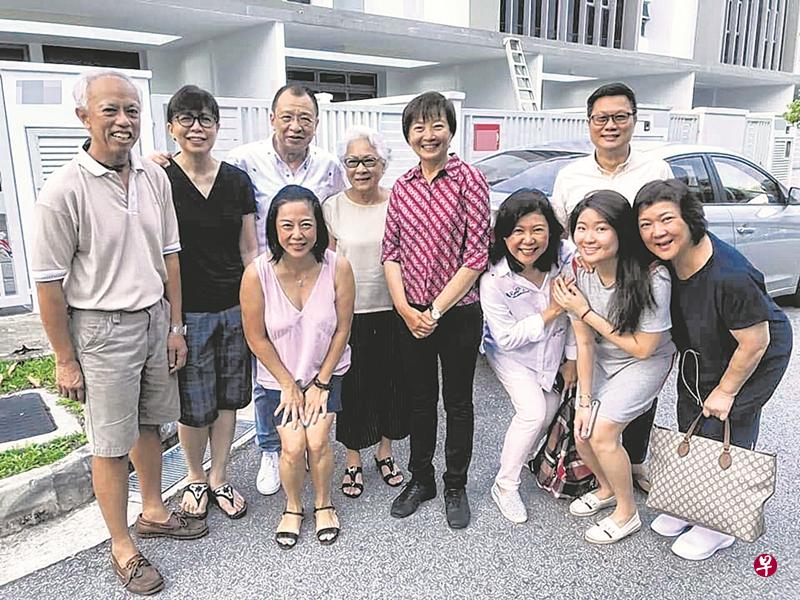 香港资深演员许绍雄（ 后排左三）一家定居狮城， 与议员李美花及其他居民合照。（ 档案照）