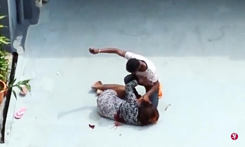 扎亚瑟兰挥刀刺孕妻玛尤莉,被公众拍下过程。(档案照) 扎亚瑟兰挥刀刺孕妻玛尤莉,被公众拍下过程。(档案照)