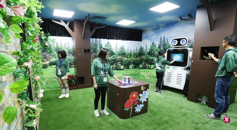 由南大电机与电子工程学院学生设计的“密室逃脱”游戏,要求参与者与不同物品中的传感器和人工智能等科技互动,从而获取提示。(陈来福摄) 由南大电机与电子工程学院学生设计的“密室逃脱”游戏,要求参与者与不同物品中的传感器和人工智能等科技互动,从而获取提示。(陈来福摄)