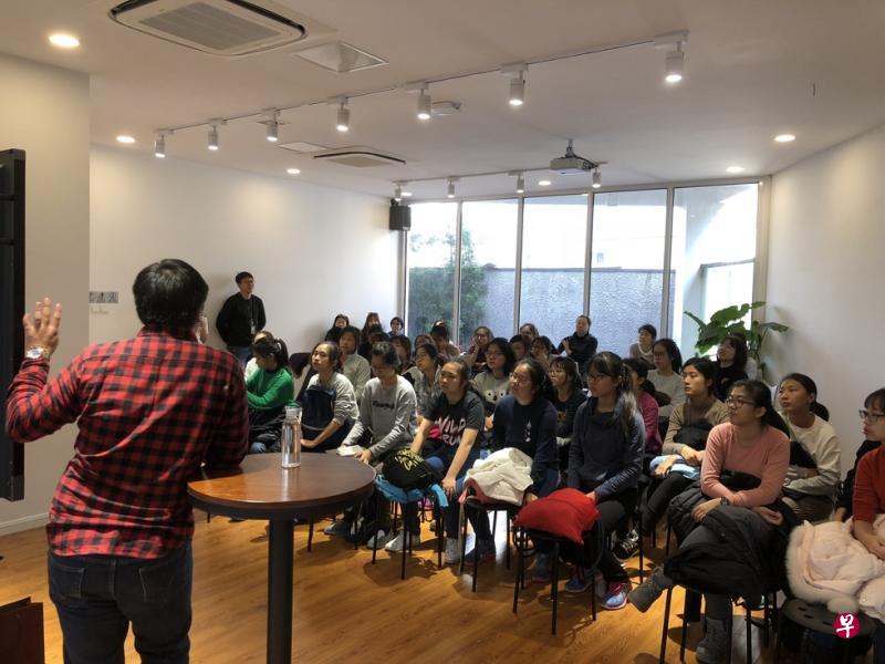 留学复旦大学的新加坡学生最近接待了许多到访的新加坡学生和老师,介绍了关于到华留学以及生活的点点滴滴。(作者提供) 留学复旦大学的新加坡学生最近接待了许多到访的新加坡学生和老师,介绍了关于到华留学以及生活的点点滴滴。(作者提供)