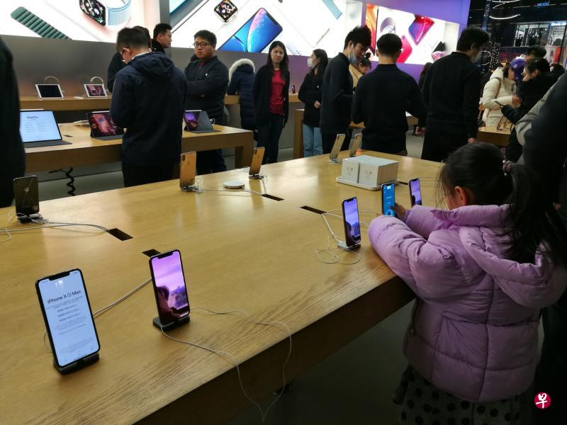 尽管福州法院已下令禁售多款苹果手机,北京三里屯苹果零售店仍然人头攒动,部分机型的手机也仍可买到。(孟丹丹摄) 尽管福州法院已下令禁售多款苹果手机,北京三里屯苹果零售店仍然人头攒动,部分机型的手机也仍可买到。(孟丹丹摄)