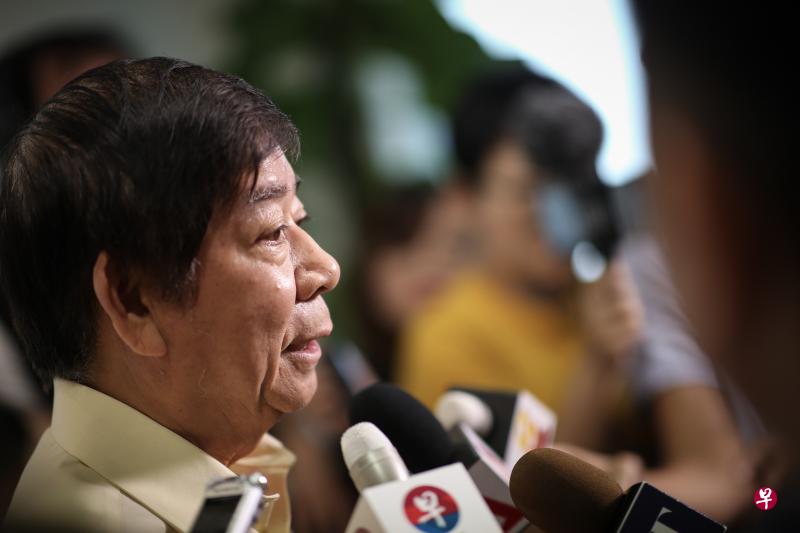 停留在我国领海的马来西亚政府船只已从两艘减至一艘,基础建设统筹部长兼交通部长许文远形容这是“朝正确方向迈进的良好举措”。(叶振忠摄) 停留在我国领海的马来西亚政府船只已从两艘减至一艘,基础建设统筹部长兼交通部长许文远形容这是“朝正确方向迈进的良好举措”。(叶振忠摄)