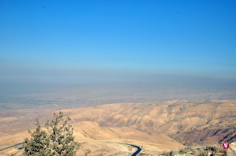 浩渺山麓被不同层次的蓝色渲染着。 浩渺山麓被不同层次的蓝色渲染着。