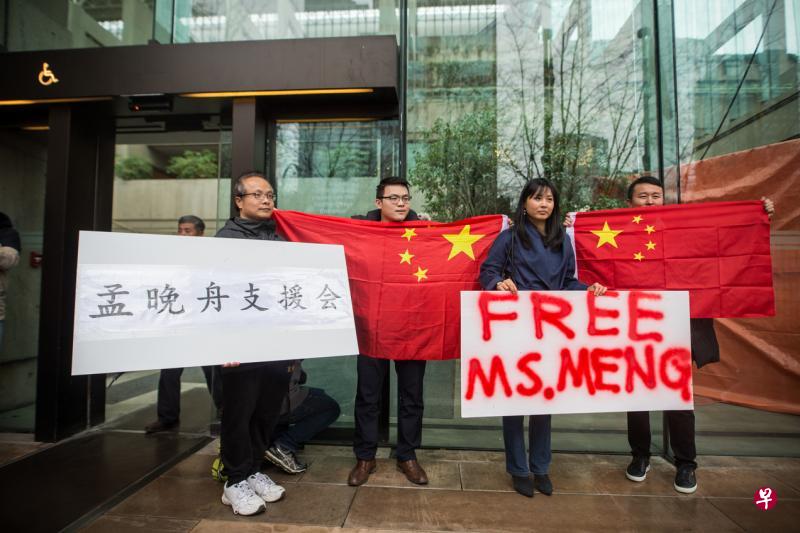 几名支持者前天在温哥华最高法院外,举着五星红旗和中英文标语声援孟晚舟。(彭博社) 几名支持者前天在温哥华最高法院外,举着五星红旗和中英文标语声援孟晚舟。(彭博社)