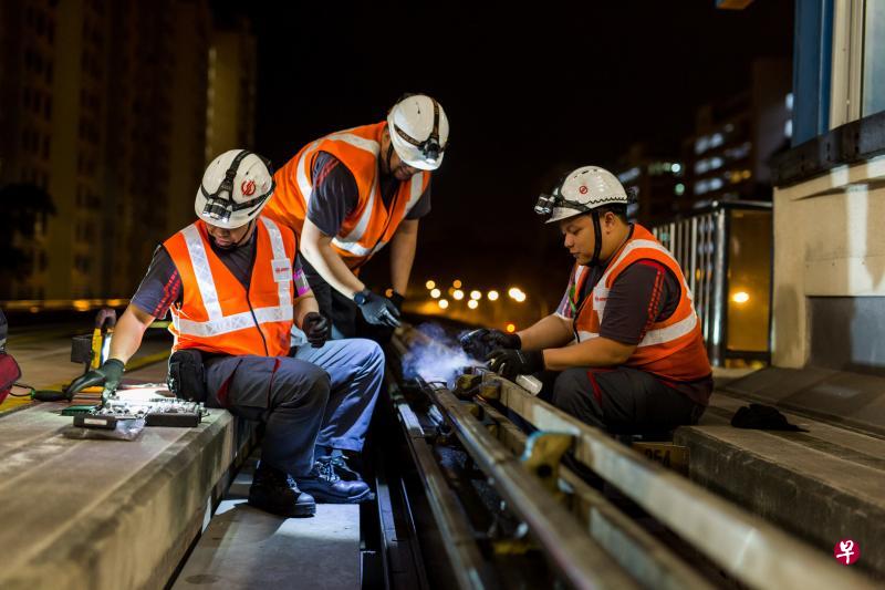 工程团队日前在武吉班让轻轨停止运作后,于工程时间更换轨道零件。(陆交局/SMRT提供) 工程团队日前在武吉班让轻轨停止运作后,于工程时间更换轨道零件。(陆交局/SMRT提供)