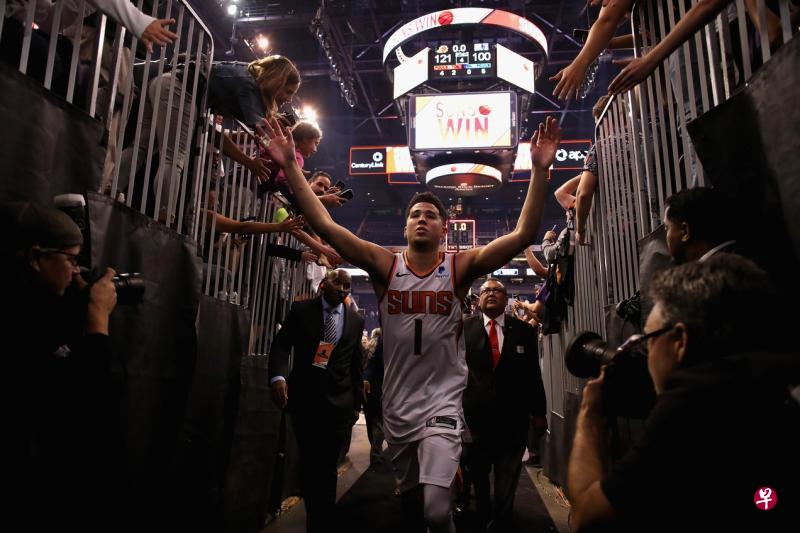 根据1992年签下的租约,太阳可以最早在2022年离开托金斯迪克度假酒店球馆。图为太阳球员布克两个月前在主场对垒小牛的比赛中,与球迷击掌。(法新社) 根据1992年签下的租约,太阳可以最早在2022年离开托金斯迪克度假酒店球馆。图为太阳球员布克两个月前在主场对垒小牛的比赛中,与球迷击掌。(法新社)