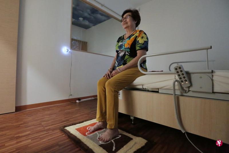 看似普通的“夜监智能地毯”,能时刻监测老人的动态。这款智能地毯具备用户亲和性,不需要复杂的步骤来操作。(徐颖荃摄) 看似普通的“夜监智能地毯”,能时刻监测老人的动态。这款智能地毯具备用户亲和性,不需要复杂的步骤来操作。(徐颖荃摄)