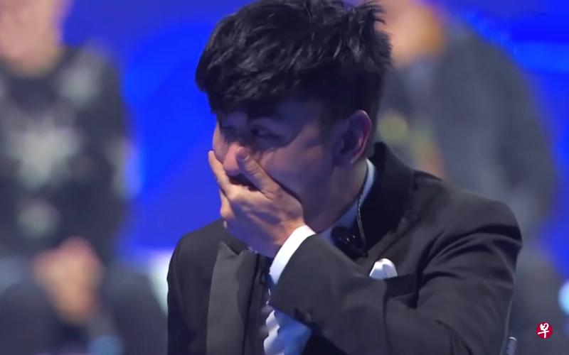 林俊杰翻唱陈奕迅的《我们》,突然在台上掩面落泪。(浙江卫视提供) 林俊杰翻唱陈奕迅的《我们》,突然在台上掩面落泪。(浙江卫视提供)