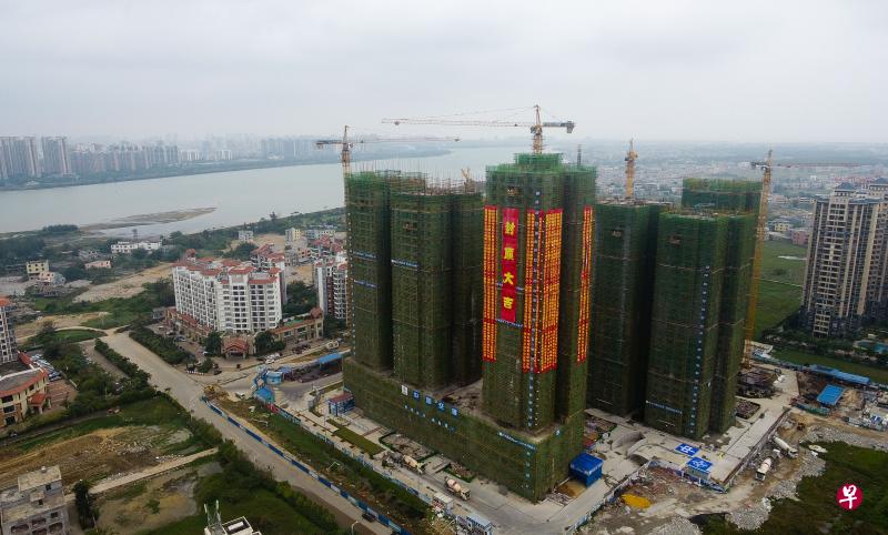 作者认为,探索建设海南自由贸易港,展现中国政府通过实际政策举措,来继续推进国内改革、扩大国内市场对外开放和推动经济全球化的决心。图为海南省首府海口的一个建筑施工场地。(新华社) 作者认为,探索建设海南自由贸易港,展现中国政府通过实际政策举措,来继续推进国内改革、扩大国内市场对外开放和推动经济全球化的决心。图为海南省首府海口的一个建筑施工场地。(新华社)