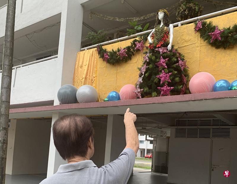 金文泰组屋外墙出现1.7米高的“圣诞娃娃”。(杨杰喻 摄) 金文泰组屋外墙出现1.7米高的“圣诞娃娃”。(杨杰喻 摄)