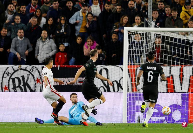 本耶德(左一)本仗梅开二度,是塞维利亚获胜的最大功臣。(法新社) 本耶德(左一)本仗梅开二度,是塞维利亚获胜的最大功臣。(法新社)