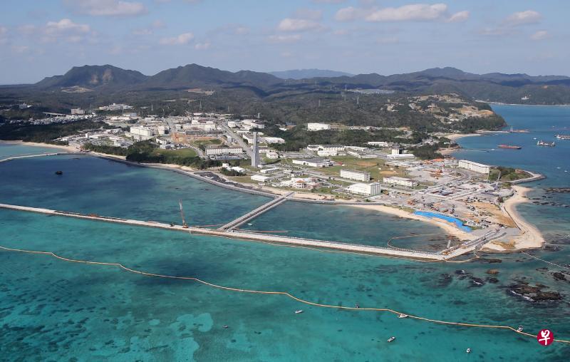 日本昨天开始在边野古沿岸地区填土,不少市民一大早赶到附近表达抗议。(法新社) 日本昨天开始在边野古沿岸地区填土,不少市民一大早赶到附近表达抗议。(法新社)
