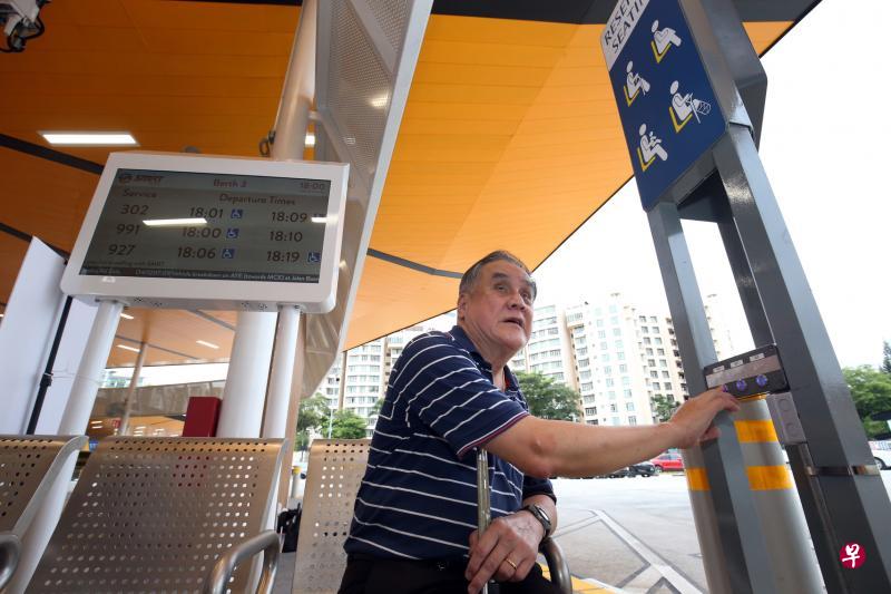 毗邻第一乐广场的新蔡厝港巴士转换站增设了许多方便残障者通勤的设施,包括提醒巴士车长有特需乘客准备登车的指示灯。(邝启聪摄) 毗邻第一乐广场的新蔡厝港巴士转换站增设了许多方便残障者通勤的设施,包括提醒巴士车长有特需乘客准备登车的指示灯。(邝启聪摄)