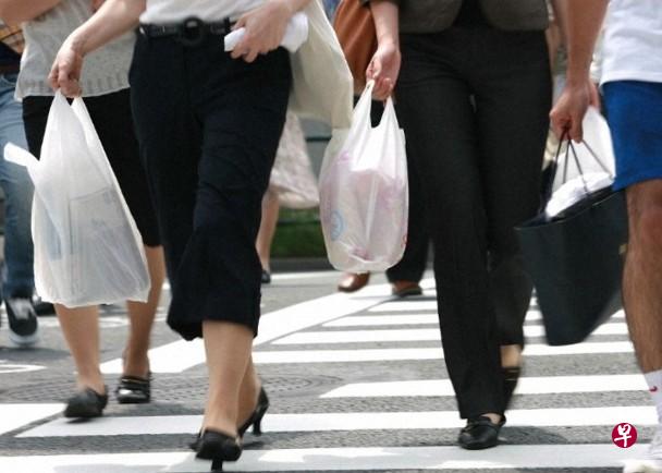 未来日本京都龟冈市的市民,即使愿意付钱也无法买到塑料袋。(互联网) 未来日本京都龟冈市的市民,即使愿意付钱也无法买到塑料袋。(互联网)