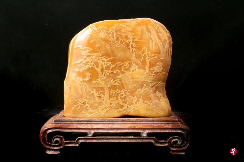 中国工艺美术大师石卿所刻田黄薄意《桃花源记》（重654克），诗情画意。其刻文显示其篆刻书法功底深厚。
