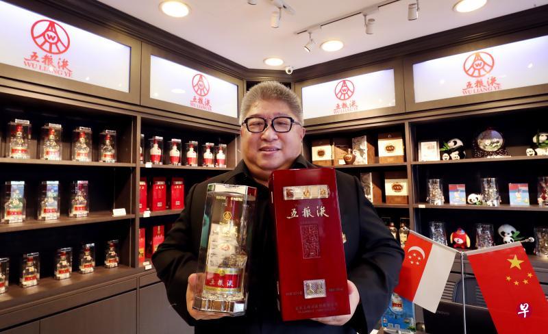 云伟龙认为,白酒文化代表了一种中华文化,有历史、有故事、有感情、有灵魂。中国人重感情,酒代表的是情谊,以酒为媒,广交天下朋友。(陈来福摄) 云伟龙认为,白酒文化代表了一种中华文化,有历史、有故事、有感情、有灵魂。中国人重感情,酒代表的是情谊,以酒为媒,广交天下朋友。(陈来福摄)