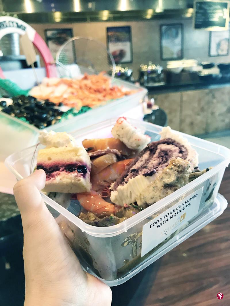 记者以10元7角打包酒店自助餐食物。(刘柳 摄) 记者以10元7角打包酒店自助餐食物。(刘柳 摄)