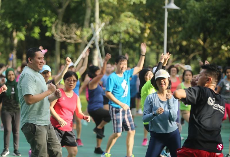 安宁·阿敏(左一)今早透露,目前鼓励健康生活的措施多数是面向整个社会,并没针对弱势群体,因此接下来将更具针对性地把健康生活信息传达给这群人。(林国明摄) 安宁·阿敏(左一)今早透露,目前鼓励健康生活的措施多数是面向整个社会,并没针对弱势群体,因此接下来将更具针对性地把健康生活信息传达给这群人。(林国明摄)