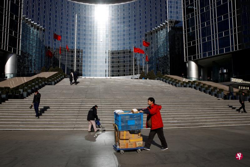 人来人往的北京街头。(路透社) 人来人往的北京街头。(路透社)