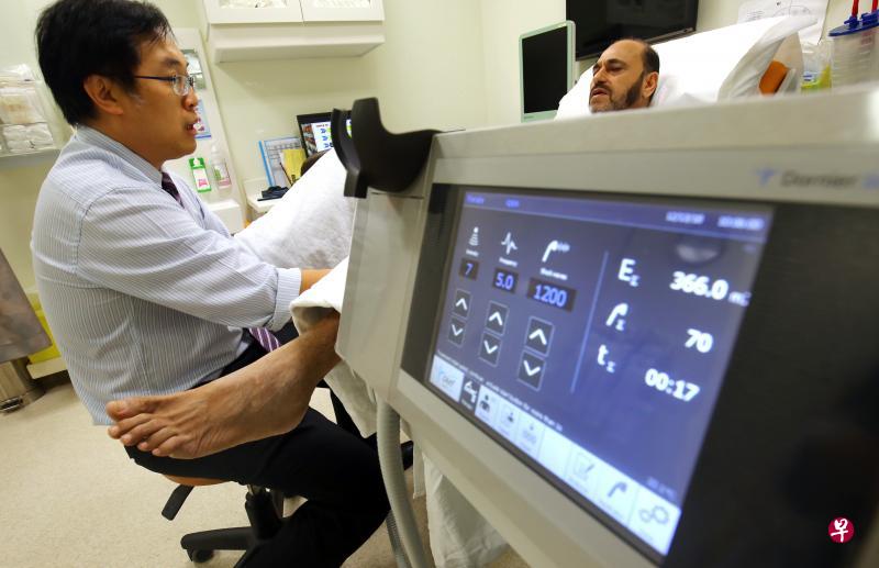 国大医院泌尿科男性与生殖医学部主任兼顾问医生李经政(左)使用低强度冲击波仪器,为拉杰斯进行治疗。(萧紫薇摄) 国大医院泌尿科男性与生殖医学部主任兼顾问医生李经政(左)使用低强度冲击波仪器,为拉杰斯进行治疗。(萧紫薇摄)