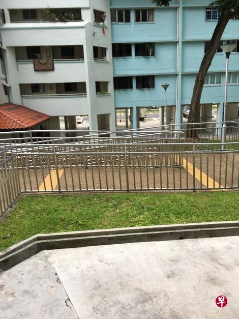 武吉宝美路组屋的无障碍走道需要遮篷。(读者提供) 武吉宝美路组屋的无障碍走道需要遮篷。(读者提供)