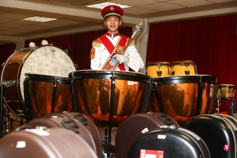 林政德在瑞士村中学的军乐队担任学生领袖,他在N水准考获四科特优的好成绩,明年将报读理工院预科班。(陈斌勤摄) 林政德在瑞士村中学的军乐队担任学生领袖,他在N水准考获四科特优的好成绩,明年将报读理工院预科班。(陈斌勤摄)