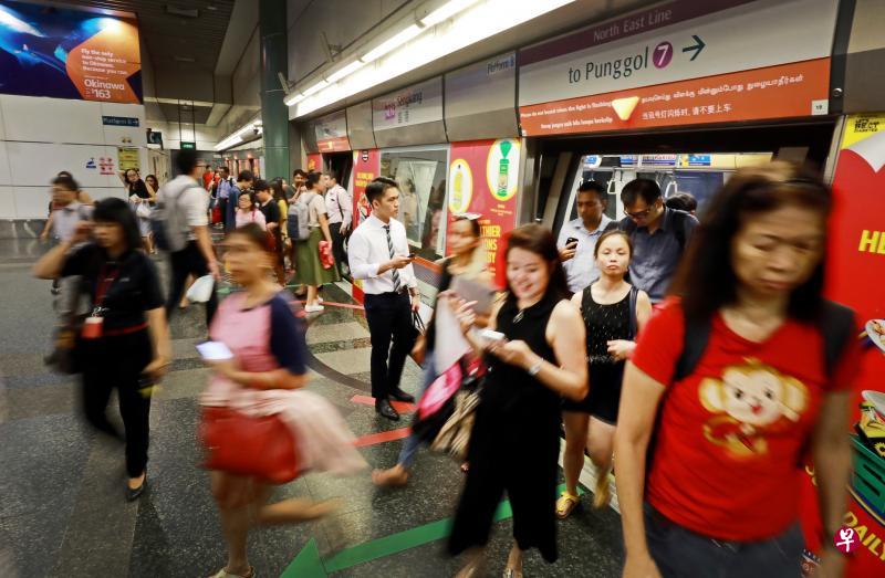 东北线部分地铁站将于明年1月至3月特定星期五和星期六提早在晚上11时关闭,腾出更多工程时间让维修团队加快预防性维修工作。(唐家鸿摄) 东北线部分地铁站将于明年1月至3月特定星期五和星期六提早在晚上11时关闭,腾出更多工程时间让维修团队加快预防性维修工作。(唐家鸿摄)
