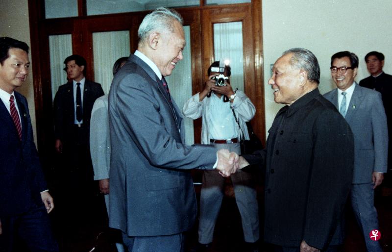 1988年9月14日至22日,李光耀总理应中国政府之邀,到中国作为期9天的官式访问。9月17日,李光耀总理在北京人民大会堂与中国军委主席邓小平进行了他们之间的第四次的会面。(档案照) 1988年9月14日至22日,李光耀总理应中国政府之邀,到中国作为期9天的官式访问。9月17日,李光耀总理在北京人民大会堂与中国军委主席邓小平进行了他们之间的第四次的会面。(档案照)