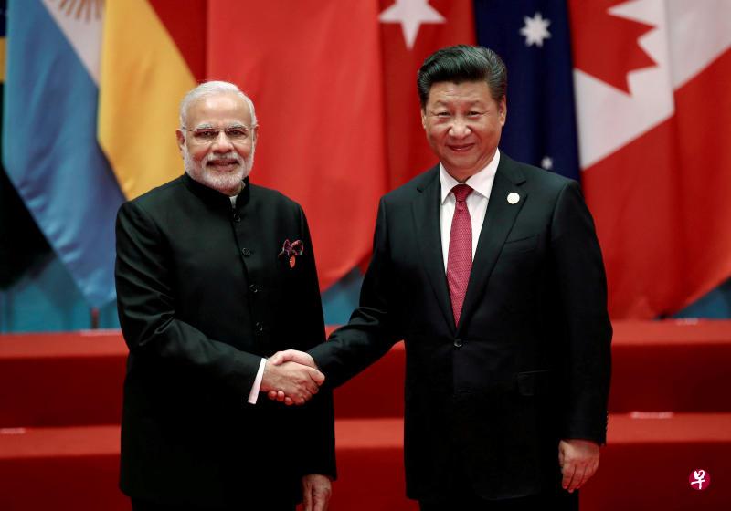 莫迪(左)在二十国集团峰会期间与中国国家主席习近平会见。(路透社) 莫迪(左)在二十国集团峰会期间与中国国家主席习近平会见。(路透社)