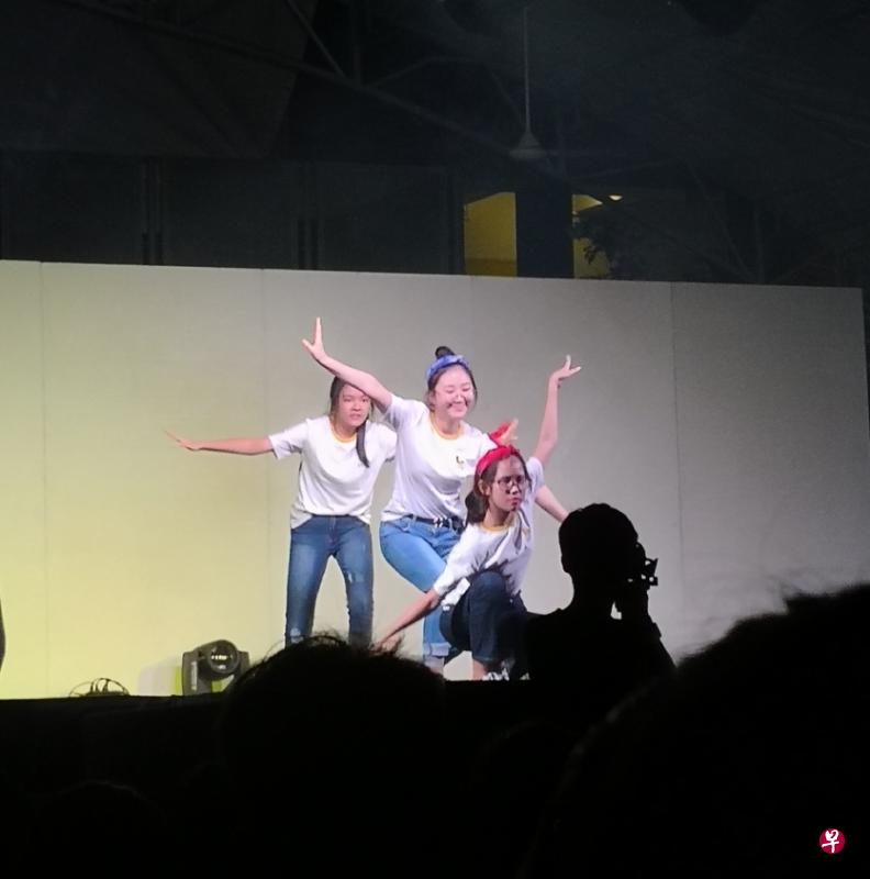 学生享受表演。 学生享受表演。